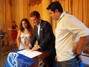 Prefeito do Rio assina a Lei da Meia Passagem para universitários
