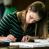 Cursos de pré-vestibular - jovem estudando