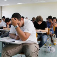 Mais de 70% dos jovens adiariam faculdade por falta de dinheiro ou bolsa