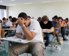 Mais de 70% dos jovens adiariam faculdade por falta de dinheiro ou bolsa